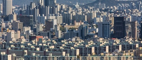 정부가 오는 22일 전후로 종부세 납부 대상자들에게 고지서를 발송할 계획이다. 올해 주택분 종부세는 약 120만 명에게 총 4조 원대 규모로 고지될 전망이다. 서울 매봉산 전망대에서 바라 본 강남 일대 아파트 모습. 사진=최준필 기자