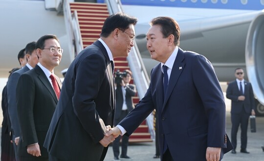 윤석열 대통령이 11월 11일 아세안·G20 정상회의 등 다자 회의 참석을 위해 성남 서울공항 공군 1호기로 향하며 국민의힘 정진석 비상대책위원장, 주호영 원내대표 등 환송 인사들과 악수하고 있다. 사진=연합뉴스