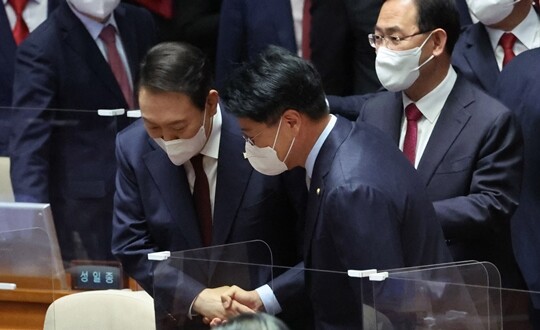 윤석열 대통령이 10월 25일 서울 여의도 국회 본회의장에서 2023년 예산안 시정연설을 마친 뒤 장제원 국민의힘 의원과 악수하며 귀엣말을 하고 있다. 사진=박은숙 기자