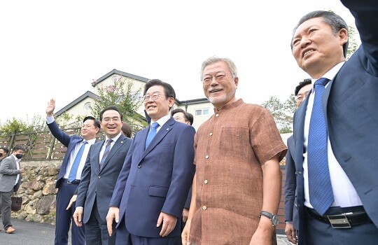 이재명 민주당 대표와 최고위원들이 지난 8월 29일 경북 양산의 문재인 대통령을 찾아 인사하고 환담하고 있다. 사진=더불어민주당 제공