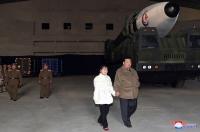 북한 김정은 딸, 공개 석상 등장…미사일 시험발사장 동반