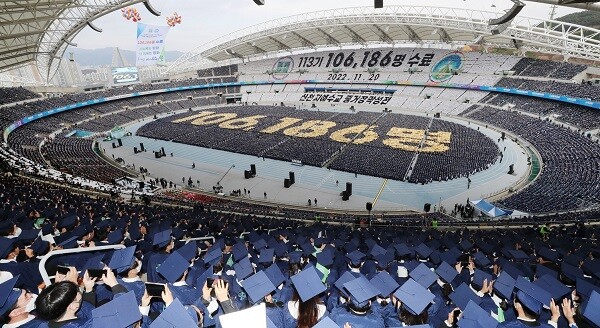 지난 20일 대구스타디움 주경기장에서 신천지가 '10만수료식'를 거행한 가운데 카드섹션과 마스게임을 통한 '10만6186명' 퍼포먼스를 선보이고 있다. 사진=신천지예수교회 제공