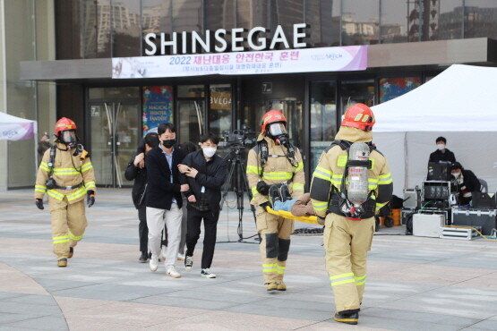 신세계 센텀시티에서 부산시 해운대구 재난안전대책본부가 주관한 ‘2022 재난대응 안전한국훈련’이 실시되는 장면. 사진=신세계 센텀시티 제공