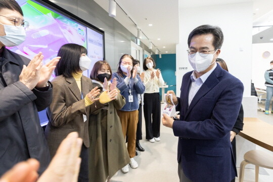 김동연 경기지사가 24일 열린민원실을 찾아 민원 담당 직원들을 격려했다. 사진=경기도 제공