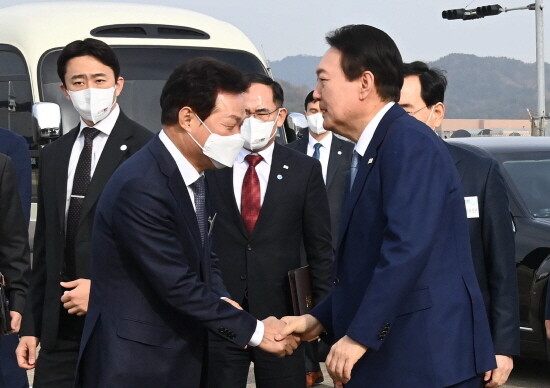 박완수 도지사가 윤석열 대통령을 맞이하는 장면. 사진=경남도 제공