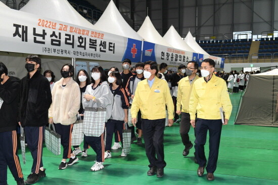 정종복 기장군수가 24일 훈련장소인 강서체육공원 체육관에서 현장 훈련을 점검하고 있다. 사진=기장군 제공