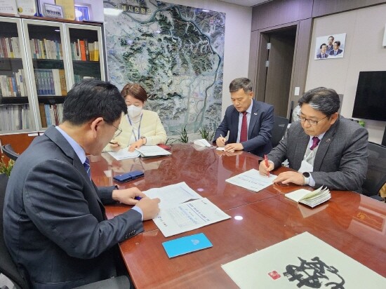 홍태용 김해시장이 국회를 방문한 모습. 사진=김해시 제공
