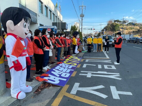 여성폭력 예방 캠페인 실시 모습. 사진=사천시 제공