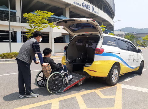 한 시민이 용인시 교통약자 특별교통수단을 이용하고 있다. 사진=용인시 제공