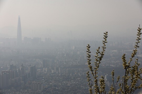 경기도 광주시 남한산성에서 바라본 서울 강남 일대가 미세먼지로 희미하게 보인다. 사진=박은숙 기자