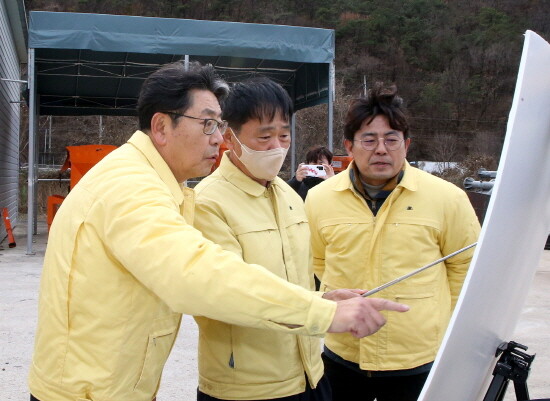 홍태용 김해시장이 동절기 종합대책 추진현장을 점검하는 모습. 사진=김해시 제공