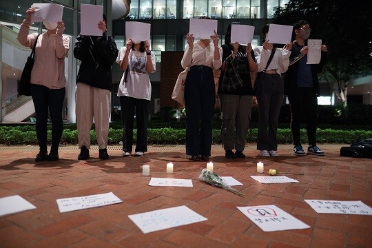 11월 29일 홍콩에서 중국 본토 유학생들이 중국의 제로 코로나 방역정책 등에 반대하는 의미에서 ‘백지 시위’를 벌이고 있다. 사진=연합뉴스