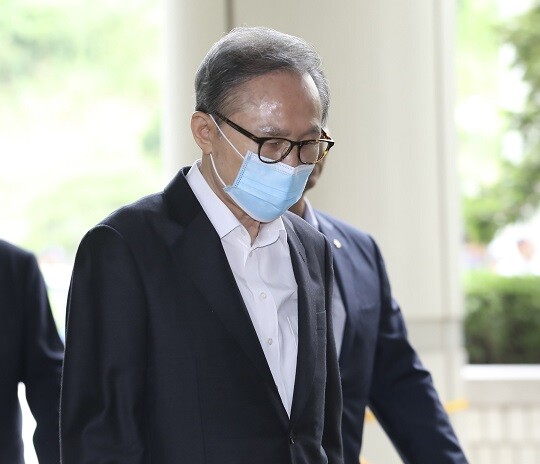 이명박 전 대통령이 2019년 7월 3일 항소심 공판에 출석하는 모습. 사진=박정훈 기자