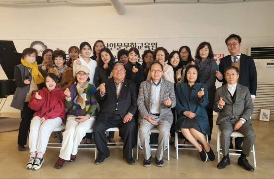 ‘인문학 특강’ 이후 가진 기념촬영 모습. 사진=경남인문문화교육원 제공