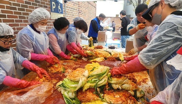 '9석9석 나눠요! 대명9동 김장한다9' 지난달 22일 대구시 남구 대명9동 행정복지센터(동장 양승구)에서 핛생들을 비롯해 대명9동 통우회, 바르게살기위원회, 지역사회보장협의체, 새마을협의 회원 등 총 60여 명이 김장을 하고 있다. 김치는 홀몸 어르신과 어려운 이웃 350세대에 전달됐다. 사진=독자 제공