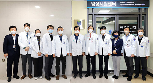 기관생명윤리위원회 평가 인증 현판 제막식이 임상시험센터 앞에서 열리고 있다. 사진=계명대 동산병원 제공