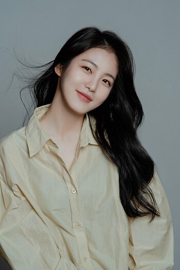 쌍둥이 오빠를 죽인 범인을 추리해 나가는 '3인칭 복수'를 촬영하며 신예은은 처음부터 범인이 누구인지 알지 못하는 상태에서 끝까지 연기했다고 말했다. 사진=앤피오엔터테인먼트 제공