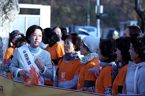 지난달 26일 오후 4시께 이인선 의원(왼쪽 첫번째)이 수성못 관광안내소 모티(MOTII) 앞에서 '수성못을 시민의 품으로, 대구시민 서명운동'을 갖고 있다. 이날 범시민 서명운동에는 대구 '수성구을' 이인선 의원과 시의회 이만규 의장과 전경원·김태우 시의원, 국민의힘 소속 수성구의원들을 비롯한 당협 운영위원, 자원봉사자 등이 함께했다. 사진=남경원 기자