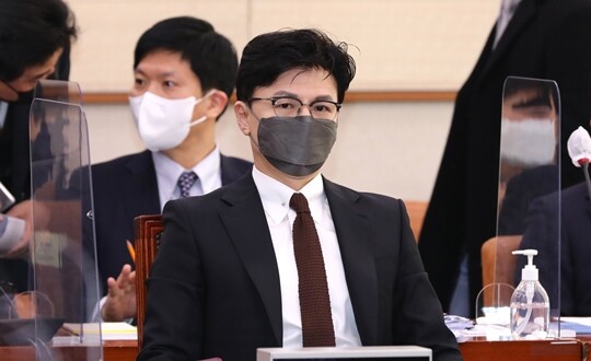 12월 7일 국회에서 열린 법제사법위원회 전체회의에서 회의 시작을 기다리고 있는 한동훈 법무부 장관. 사진=박은숙 기자