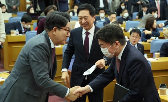 국민의힘 차기 당권주자로 꼽히는 안철수 의원(오른쪽)과 권성동 의원이 12월 7일 국회 의원회관에서 열린 국민의힘 친윤(친윤석열)계 의원 주축 공부모임 '국민공감' 첫 모임에서 악수를 나누고 있다. 그 뒤로 또 다른 당권주자인 김기현 의원도 보인다. 사진=연합뉴스