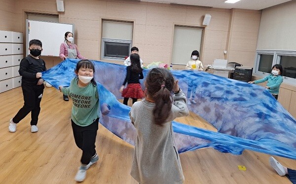 대구시 남구에서 진행되는 '꿈자람 마을학교'. 미래의 꿈나무들이 웃으며 체험학습을 하고 있다. 사진=대구교육청 제공