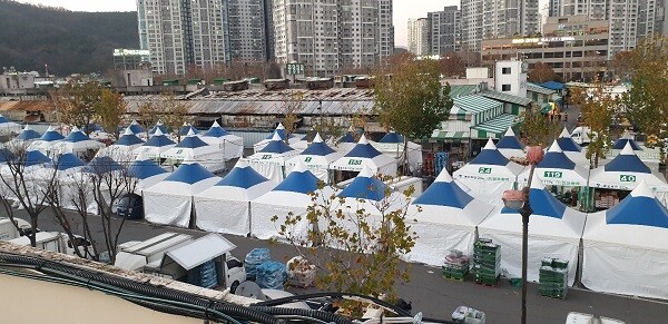 몽골텐트가 빼곡히 들어선 대구농수산물도매시장. 뒤쪽 건물에는 지난 10월 26일 화마에 휩싸였던 흔적이 남아있다. 사진=대구시 제공