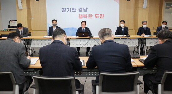 박완수 도지사가 실국본부장회의를 주재하는 모습. 사진=경남도 제공