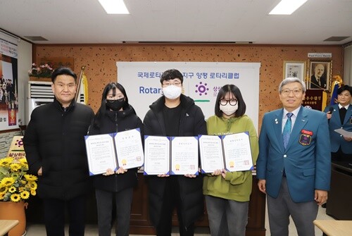 국제로타리 3600지구 양평로타리클럽(제45대 회장 임관수)이 13일 개최된 송년 주회에서 장학증서를 전달했다. 사진=김현술 기자