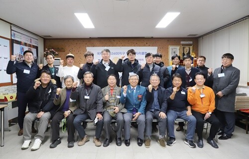 송년주회를 마치고 기념촬영하는 양평로타리클럽 회원들. 사진=김현술 기자