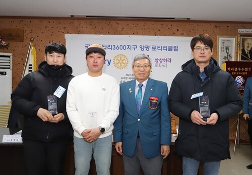 임관수 회장이 정동호, 김지은, 이주성 회원에게 회원패를 전달하고 기념촬영을 하고 있다. 사진=김현술 기자
