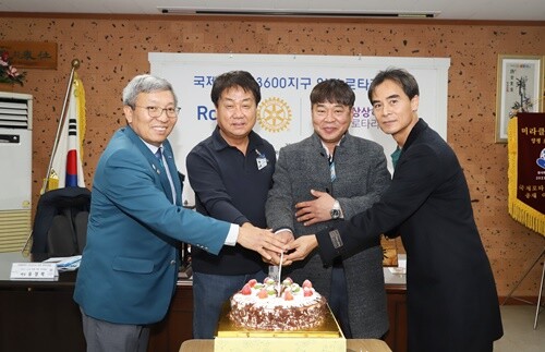 임관수 회장이 12월 생일자인 최병학 전 회장, 이춘산 위원장, 민재완 위원장과 생일축하 케익을 절단하고 있다. 사진=김현술 기자