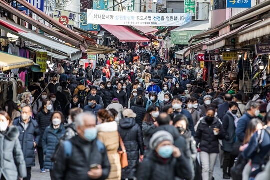 12월 5일 즈음 지방자치단체 주도로 실내 마스크 착용 의무 해제가 논의되기 시작해 방역당국도 적극 검토에 돌입했지만 그 직후 겨울 재유행이 시작됐다. 사진=최준필 기자