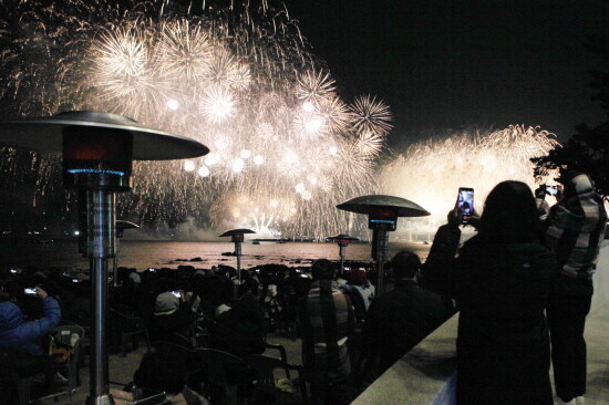 부산불꽃축제를 관람하는 시민들. 사진=비엔그룹 제공