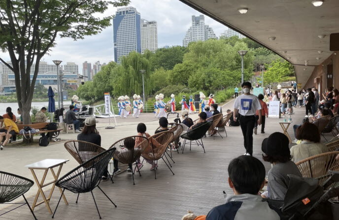 광교호수공원 나루터 카페(케뷔아). 사진=수원시 제공