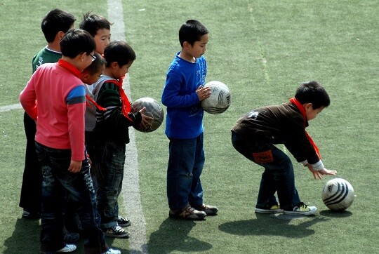 중국의 한 초등학교 운동장에서 축구를 하는 아이들 모습으로 기사 내 특정 내용과 무관하다. 사진=연합뉴스