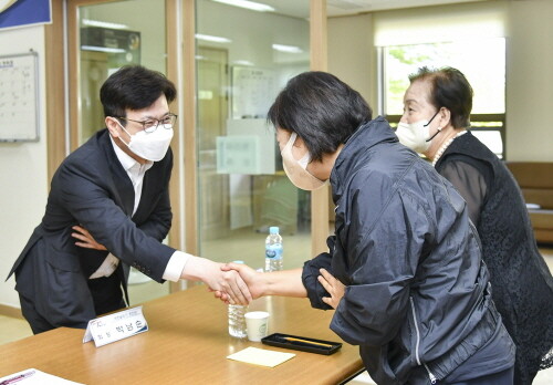 김병수 김포시장이 김포시민들과 악수를 나누는 모습이다. 사진=김포시 제공