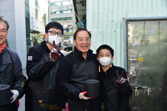 연탄 배달 봉사활동 당시 하윤수 부산교육감의 모습. 사진=부산시교육청 제공