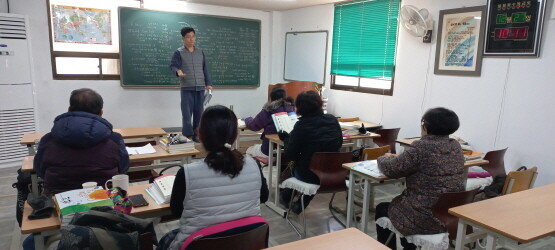 12월 27일 진행된 진주향토시민학교에서 학생들이 수업들 듣고 있다. 사진=한국남동발전 제공