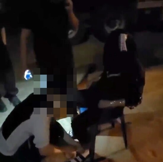 오른 쪽 박 씨가 의자에 앉아 있고, M 씨가 발목을 테이프로 묶고 있다. 이를 C 씨가 도우면서 촬영한 것으로 보인다. 사진=박 씨 제공
