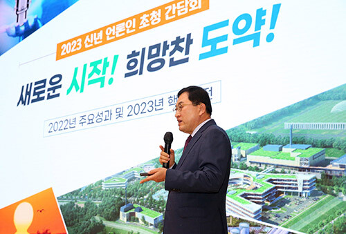 주낙영 시장이 5일 오전 출입 기자들과 신년 간담회를 갖고 새해 시정 계획을 설명하고 있다. 사진=경주시 제공