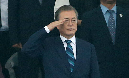 문재인 대통령 재임 중 현역병 복무 기간이 육군 기준 1년 6개월로 단축됐다. 병영 내 스마트폰 반입도 2020년부터 본격화됐다. 사진=사진공동취재단