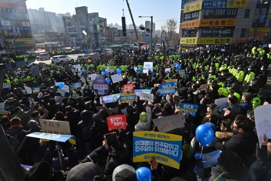 1월 10일 이재명 대표 검찰 소환조사에 대해 찬반 입장을 가진 시민단체 회원들이 경기도 성남시 수원지검 성남지청 앞에서 집회를 열었다. 사진=사진공동취재단