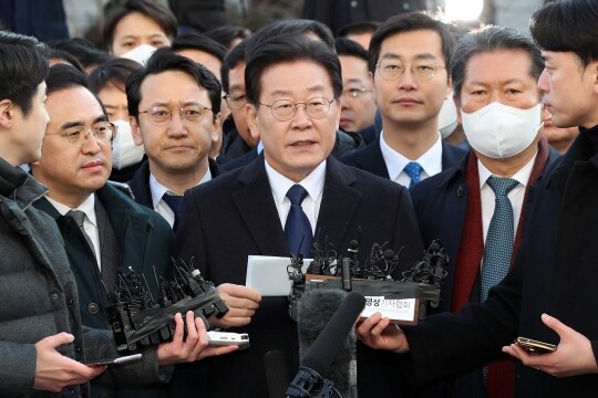 성남 FC 후원금 의혹을 받고 있는 이재명 대표가 1월 10일 경기도 성남시 수원지검 성남지청으로 출석하기 전 입장을 밝히고 있다. 사진=사진공동취재단
