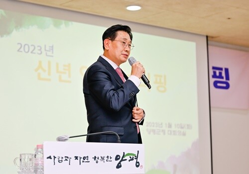 전진선 양평군수가 지난 10일, 양평군청 대회의실에서 개최된 신년맞이 언론 브리핑에서 군정계획을 발표하고 있다. 사진=양평군청 제공