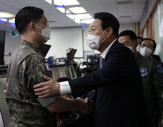 윤석열 대통령이 2022년 5월 22일 경기 오산 공군기지에 위치한 항공우주작전본부(KAOC) 작전조정실을 찾아 장병들을 격려하고 있다. 사진=연합뉴스