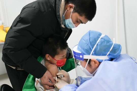베이징 한 병원에서 코로나 백신을 맞고 있는 아이. 사진=연합뉴스
