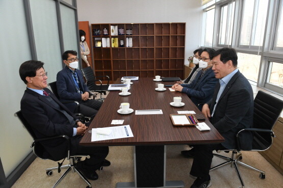 정종복 군수가 KBO 허구연 총재를 만나 협력사업 조속 추진을 협의하는 모습. 사진=기장군 제공