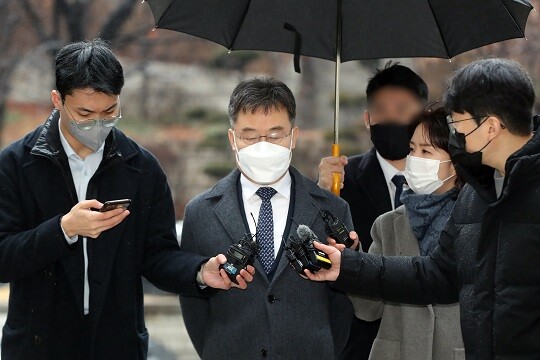 김만배 씨가 1월 13일 서울중앙지법에서 열린 대장동 개발 사업 로비·특혜 의혹 관련 1심 속행 공판에 출석하고 있다. 사진=연합뉴스