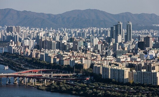 지난해 수도권 아파트 매매가가 9.7% 가까이 하락한 것으로 나타났다.  사진=최준필 기자