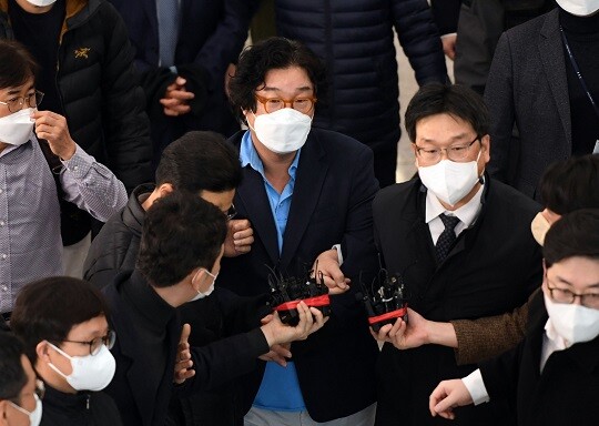 김성태 전 쌍방울그룹 회장이 1월 17일 오전 인천국제공항 제1여객터미널을 통해 귀국, 검찰 수사관에게 체포돼 공항을 나가고 있다. 사진=최준필 기자